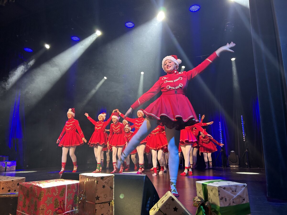 Mikołajkowe popisy mażoretek