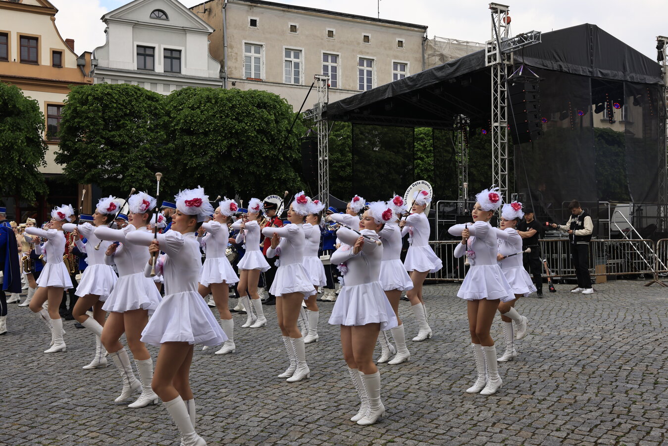 Kabaretowy wieczór na Rynku podczas drugiego dnia Dni Leszna 2026